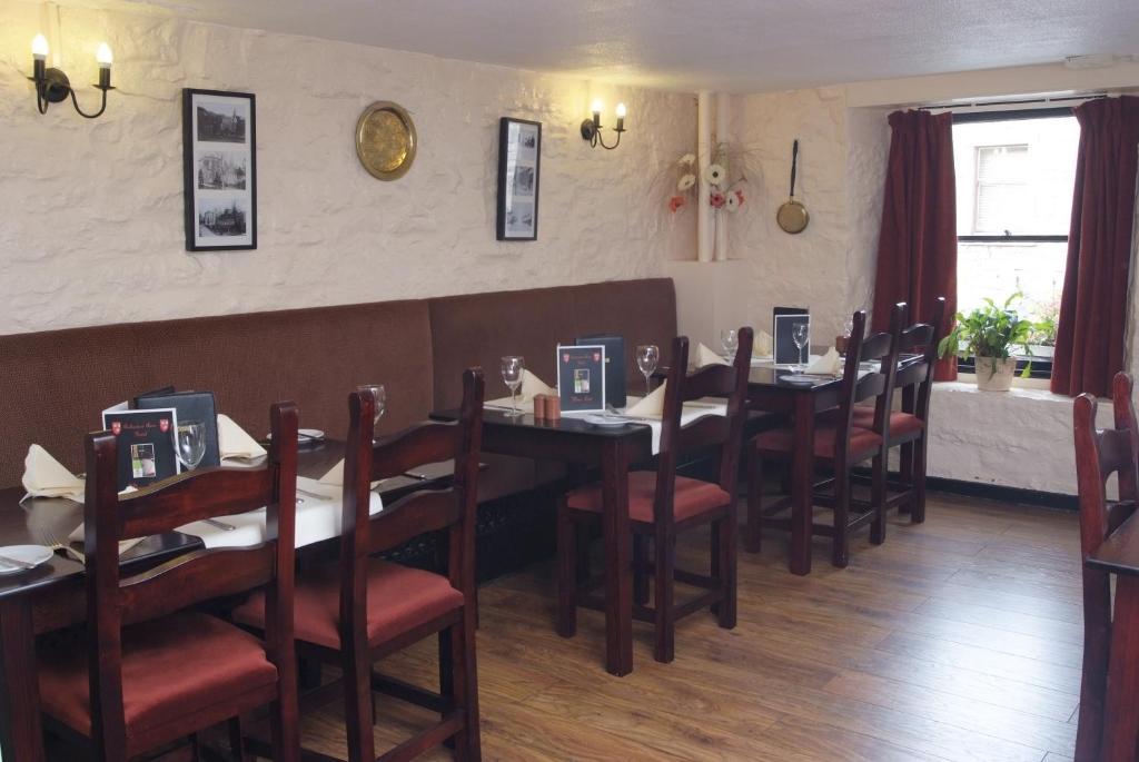 The Robertson Arms Hotel Carnwath Exterior photo